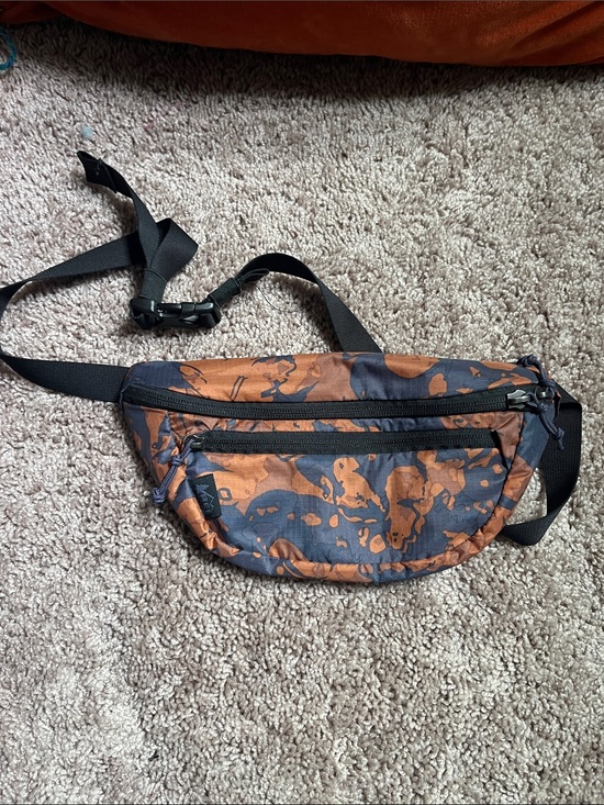 REI Handbags - REI Fannypack